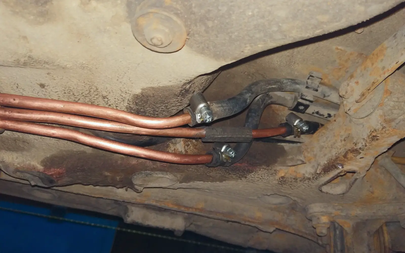 Трубка топливная газель. Топливная магистраль акцент. Держатель топливной магистрали. Топливная магистраль w124. Топливная магистраль течет ауди а4 1.